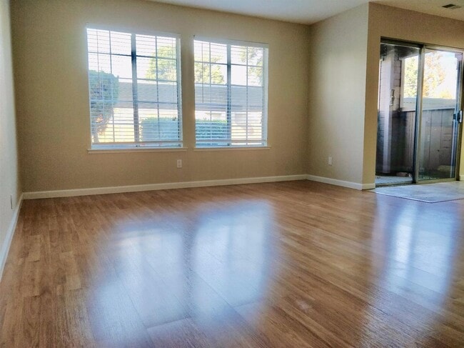 Foto del edificio - Spacious Condo Near Mall & Freeway