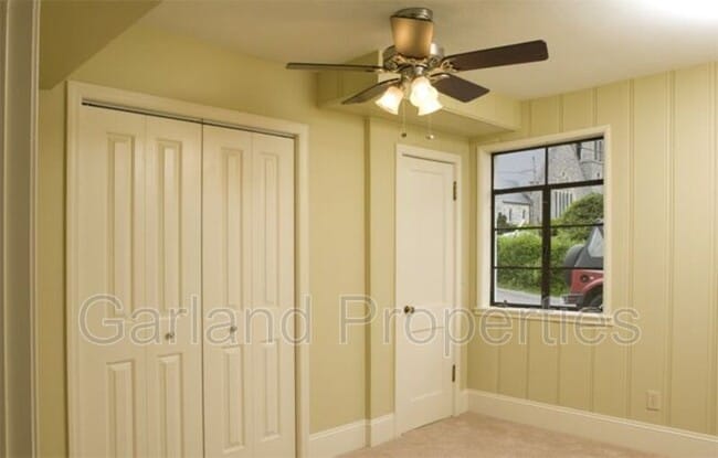 Building Photo - 302 Mountain Ave SW