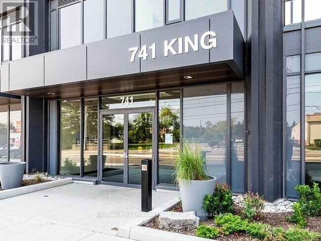 Photo du bâtiment - 741-741 King St W