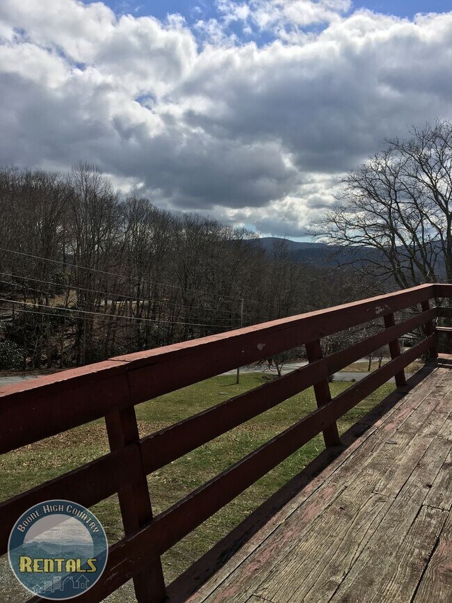 Foto del edificio - Upper Duplex off Pinnacle--Close to Campus!