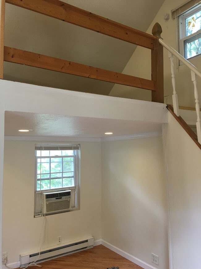 Building Photo - 115 School St