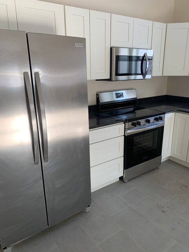 Foto del edificio - New Large 2-bedroom Guilford Lake