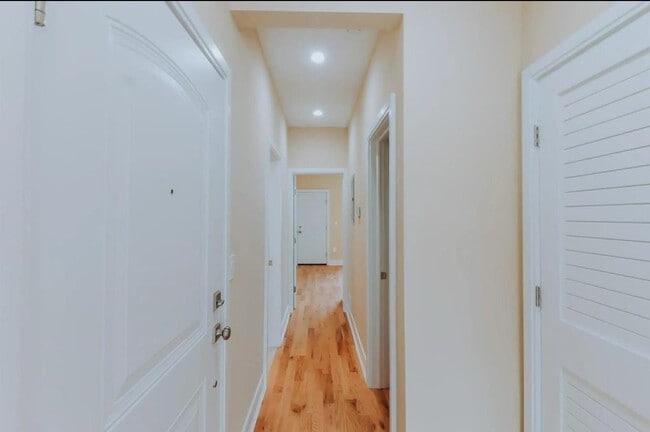 Building Photo - 32 Irving St