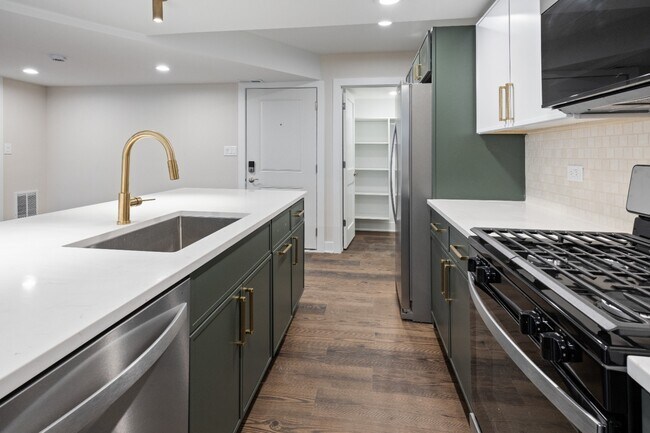 Foto del edificio - Renovated 3 bed in Logan Square - Now Leasing! (Garden Unit)