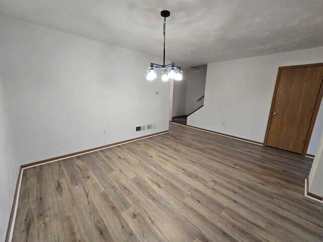 Foto del edificio - Large 2 Bedroom Townhouse - Burrell School District - Next to Hill Crest Country Club