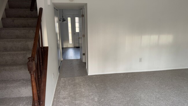 Building Photo - Newly Renovated 3 Bedroom 2.5 Bath Townhom...