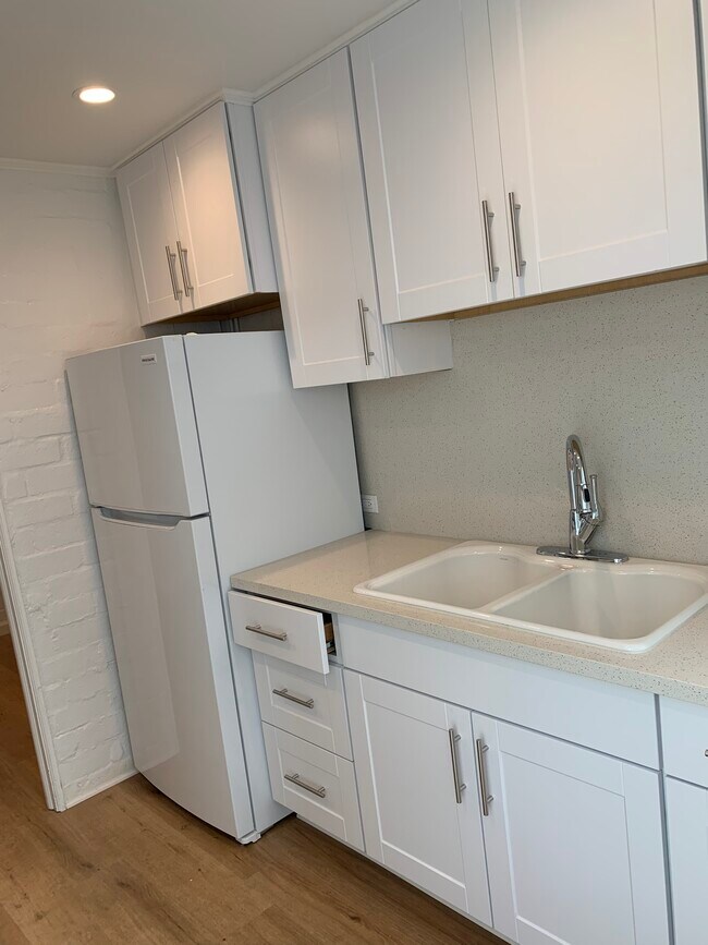 kitchen - 711 Cedar St