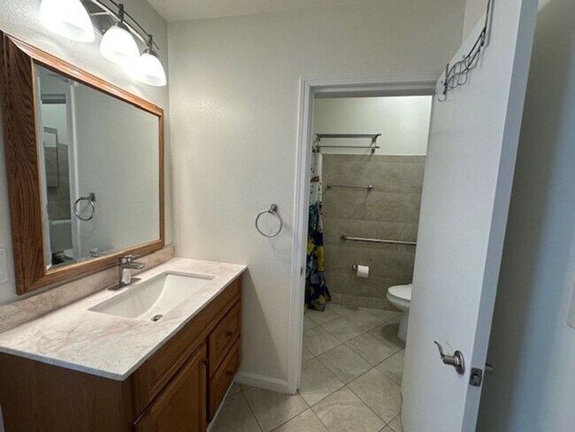 Foto del edificio - Spacious 5-Bedroom Home with Modern Amenit...