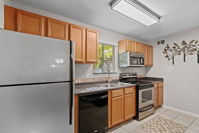 Building Photo - Two Bedroom Two Bath in Hawthorne Reserve