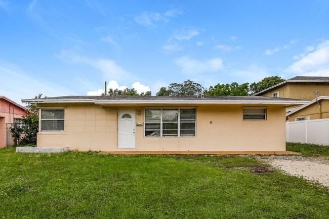 Building Photo - 2750 SW 2nd Ct