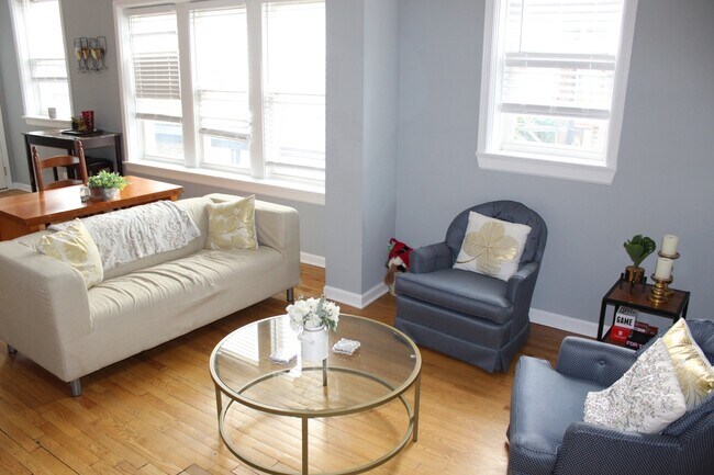 Foto del edificio - 3745 W Argyle St