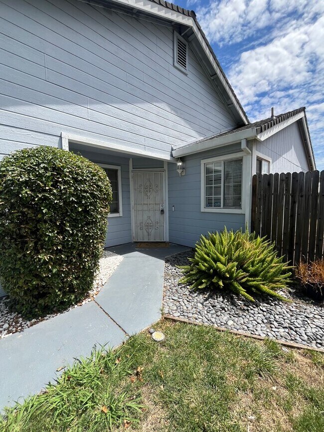 Building Photo - $2450 - 3 Bed/2 Bath Home in a Beautiful Neighborhood