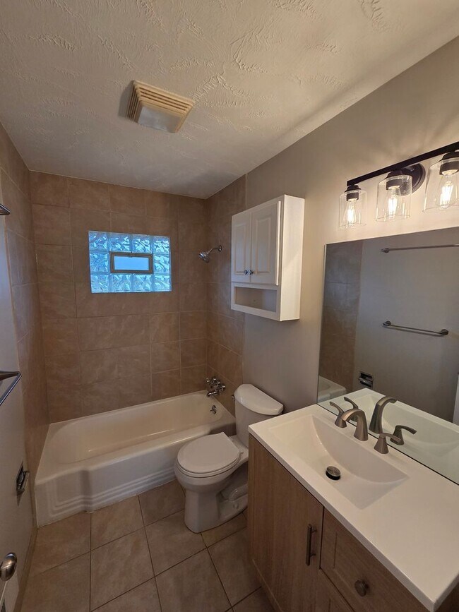 Foto del edificio - 3 bed, 2 bath, 1 car garage with finished basement, fenced back, newly remodeled