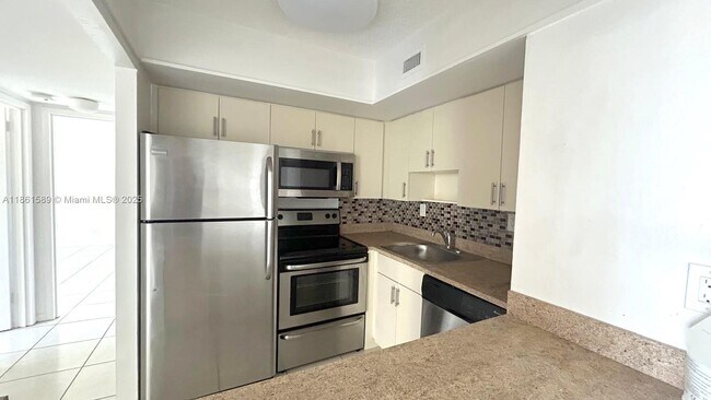 Building Photo - 2715 Tigertail Ave