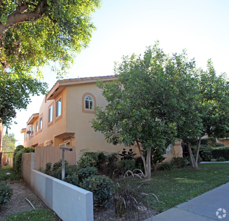 Building Photo - 17214 Chatsworth St