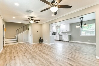 Building Photo - 207 Woodvale Dr