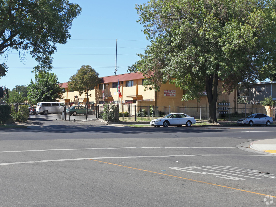 Primary Photo - 204 E Bianchi Rd