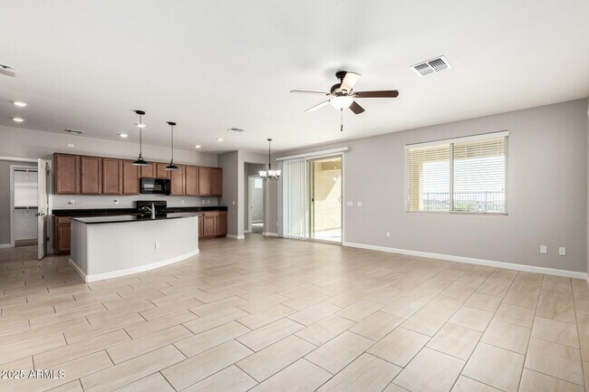 Foto del edificio - 4695 N 204th Ave