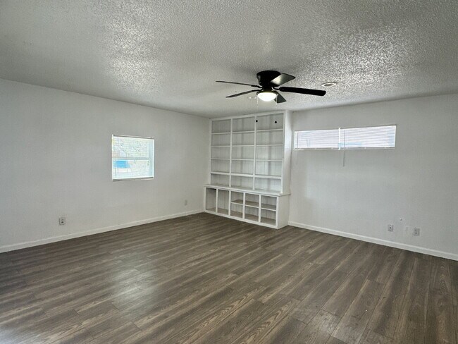 Building Photo - Spacious home in Slaton!