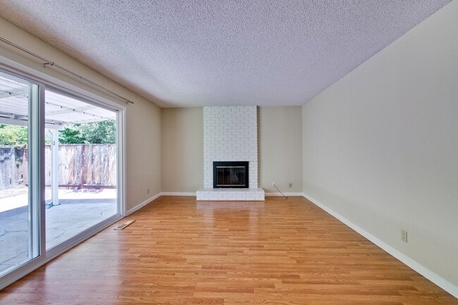 Foto del edificio - 1341-1343 Kingfisher Way