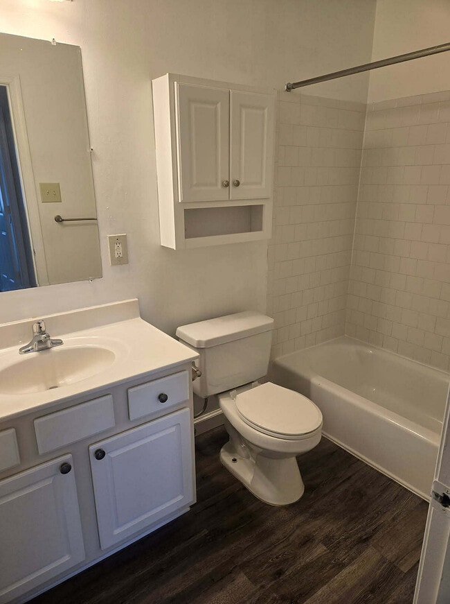 CO1-L Bathroom - Heritage Woods