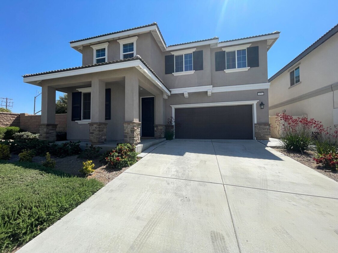 Foto principal - 5-Bedroom Home, Including In-Law Suite, in...