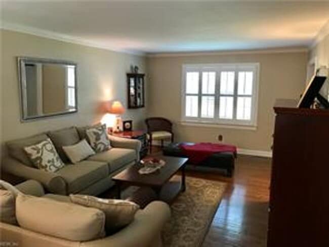 Building Photo - 4 Bedroom 2.5 bath Located in Larkspur VB