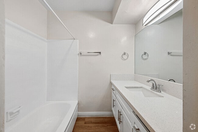 1 habitación, 1 baño, 650 pies cuadrados - Kenmore Apartments