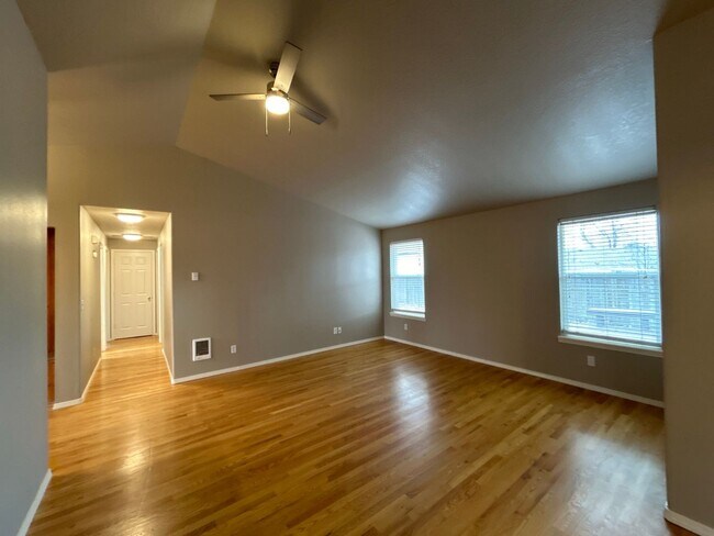 Foto del edificio - 3 Bedroom / 2 Bathroom Home in SW Redmond