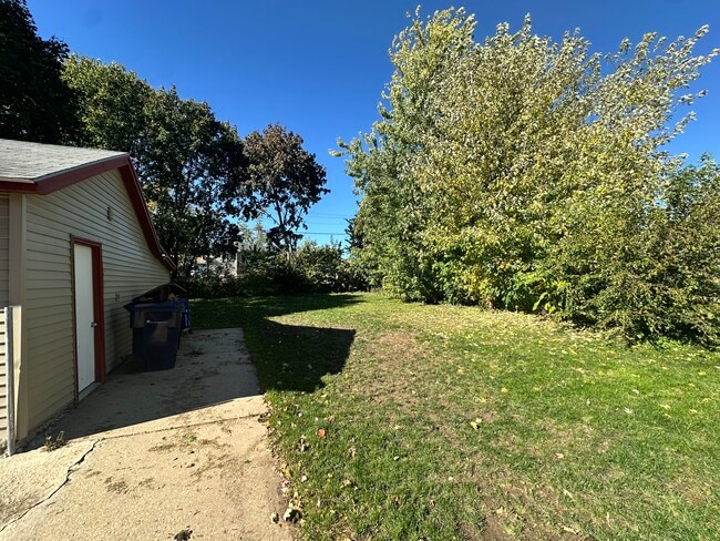 Building Photo - 318 S Locust St