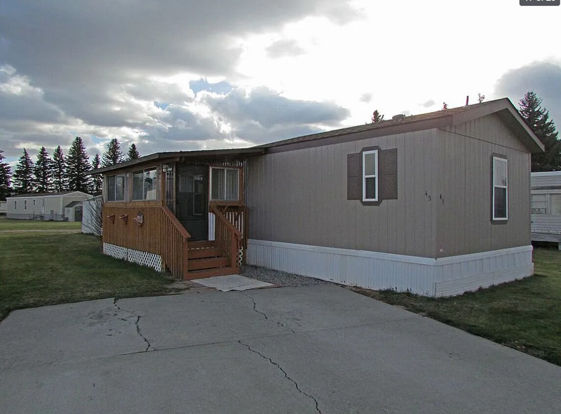 Primary Photo - 3 bedroom, 2 full-bathroom mobile home in ...