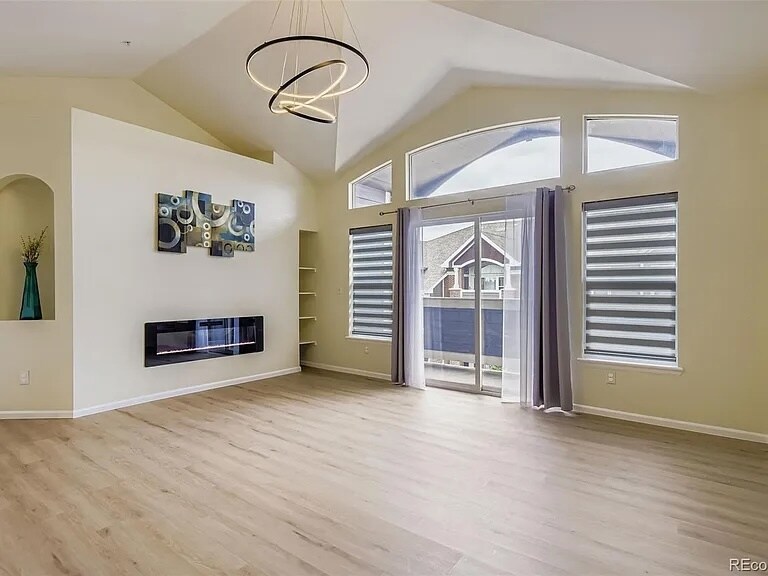 Sala de estar - 14211 East 1st Drive