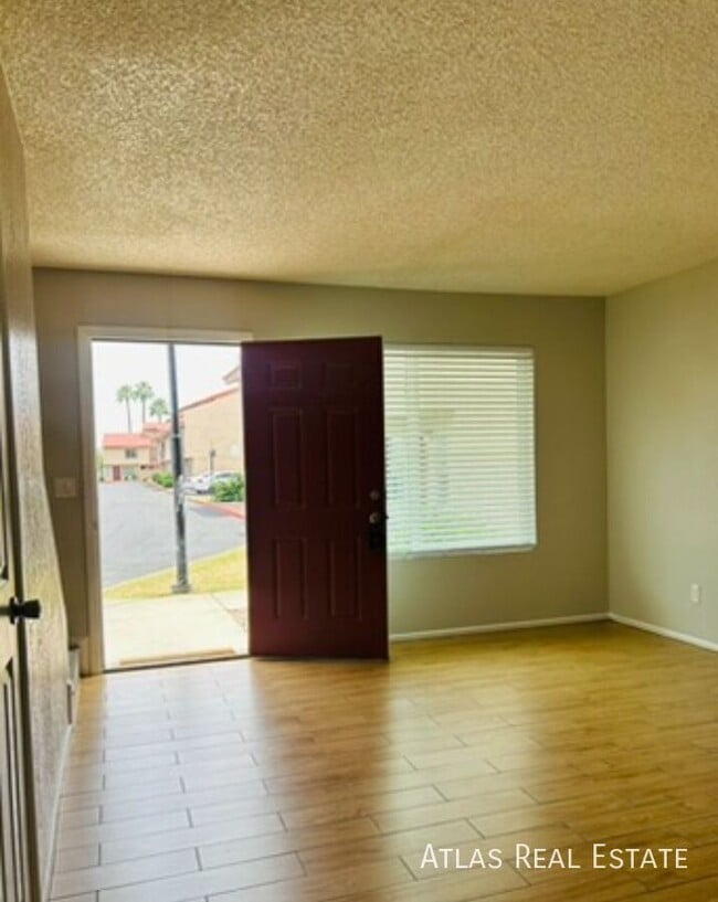 Foto del edificio - 4828 W Orangewood Ave