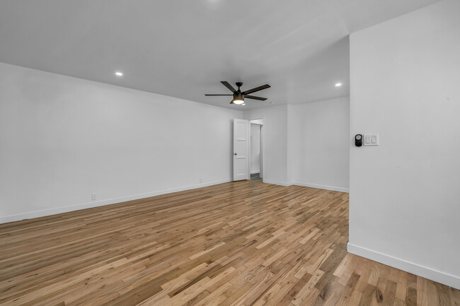 Living Area - 905 Manhattan Beach Blvd