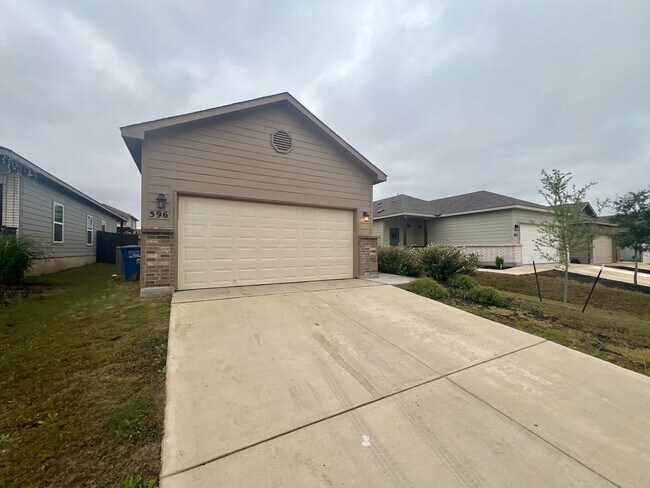 Foto del edificio - 596 Jennifer Wy