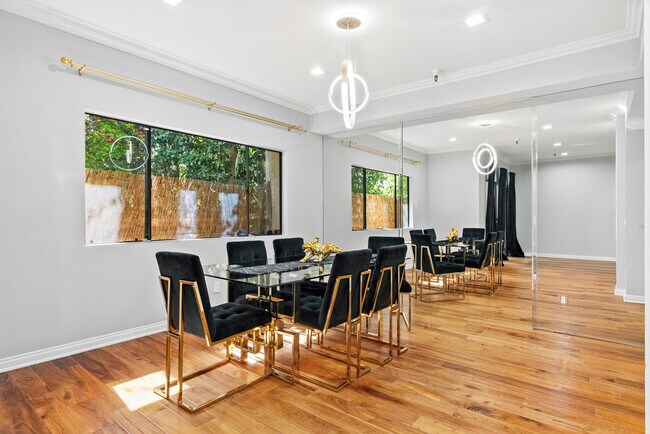 Foto del edificio - 14630 Dickens St