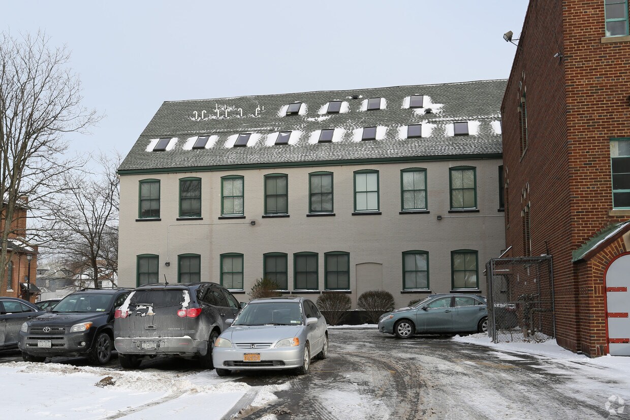 Building Photo - Monica Square
