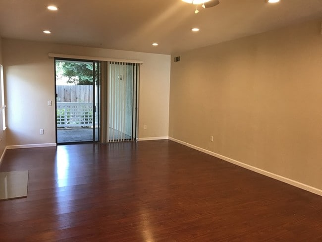 Building Photo - 2576 Oak Rd