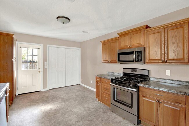Building Photo - 313 S Durant St