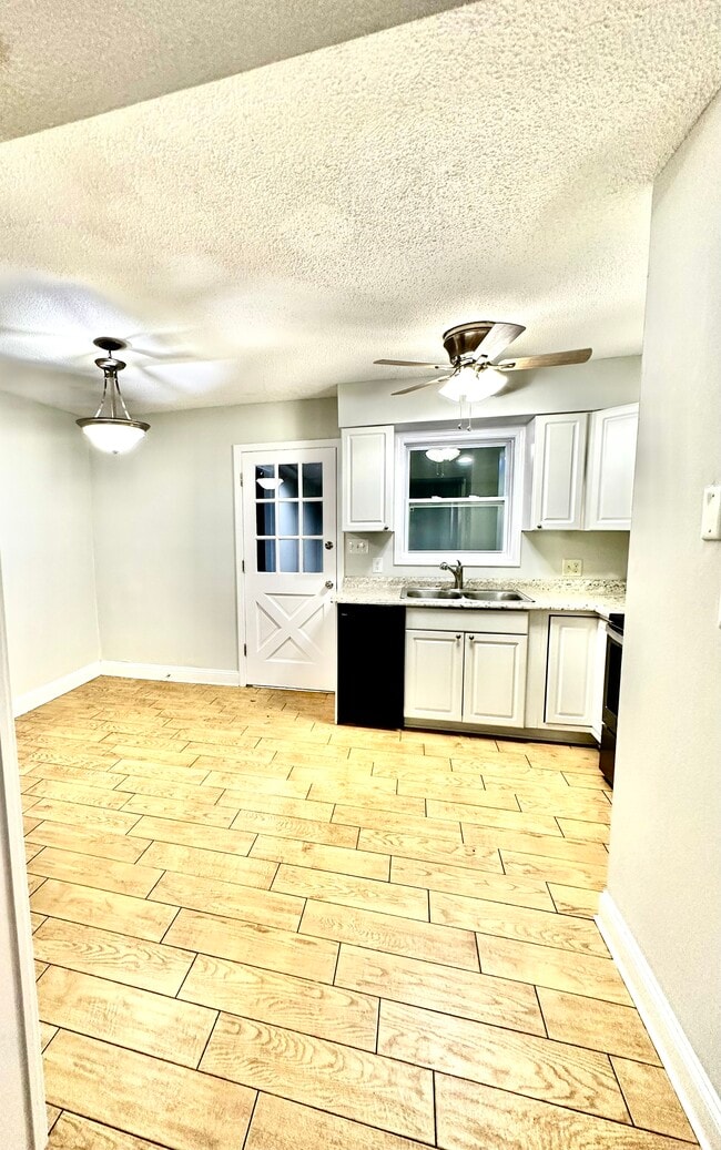 Building Photo - 1605 Fawn Vista Dr N