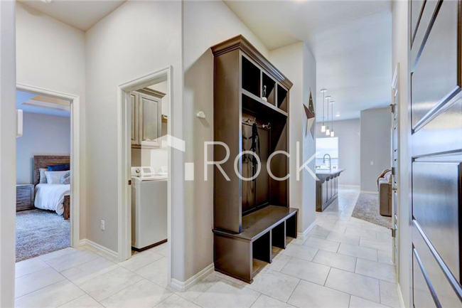 Foto del edificio - Gorgeous 3 Bedroom Home with Storm Shelter located in The Waters in Moore!! **All Appliances Incl...