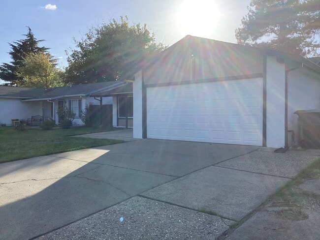 Building Photo - 3/2 rent ready