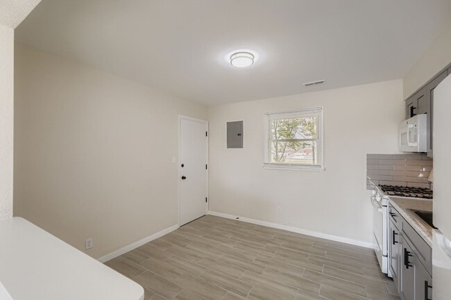 Building Photo - 24430-24438 W Eames St