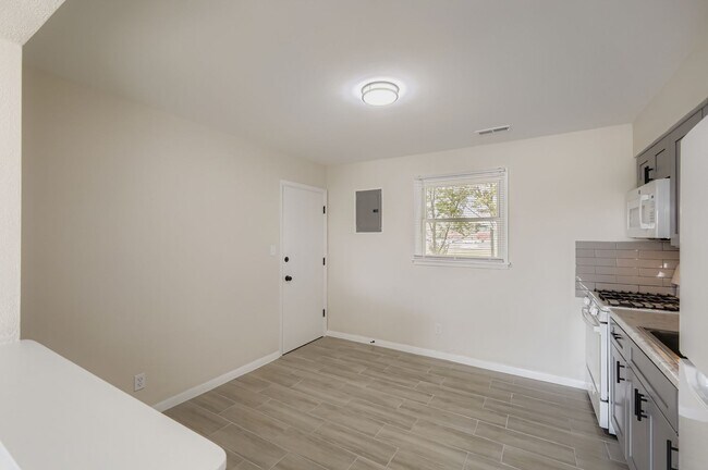 Foto del edificio - 24430-24438 W Eames St