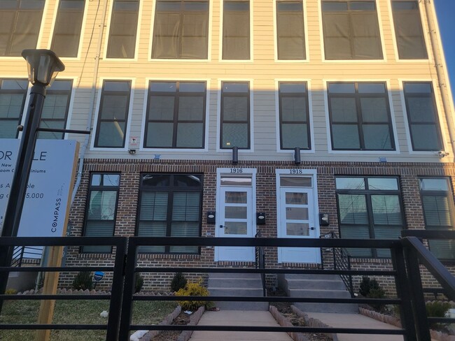 Foto del edificio - Stunning 3 BR/2.5 BA Apartment in Ivy City...