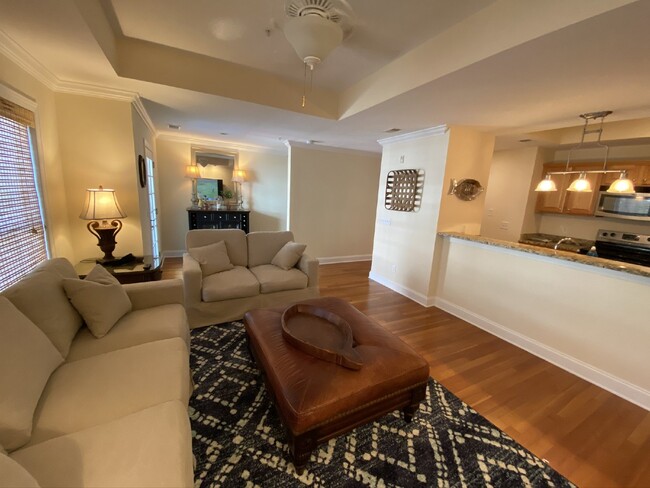 Building Photo - Downtown Living in The Heart of The Promen...