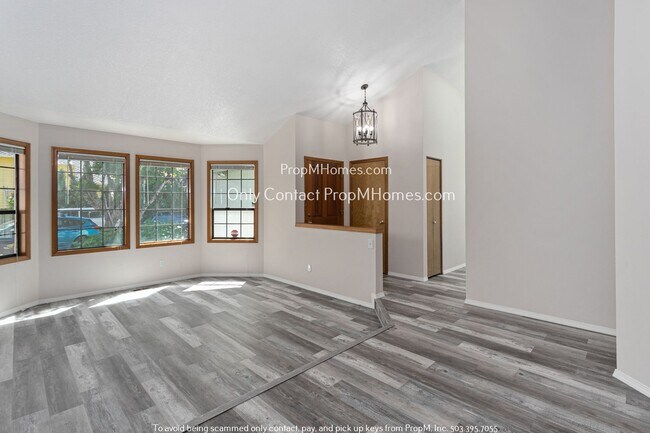 Building Photo - Updated Three Bedroom Home in SW Tigard!