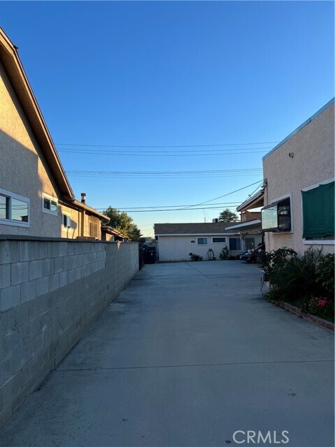 Building Photo - 9036 Bentel Ave