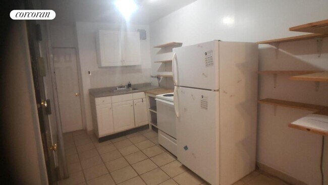 Foto del edificio - 274 E 3rd St