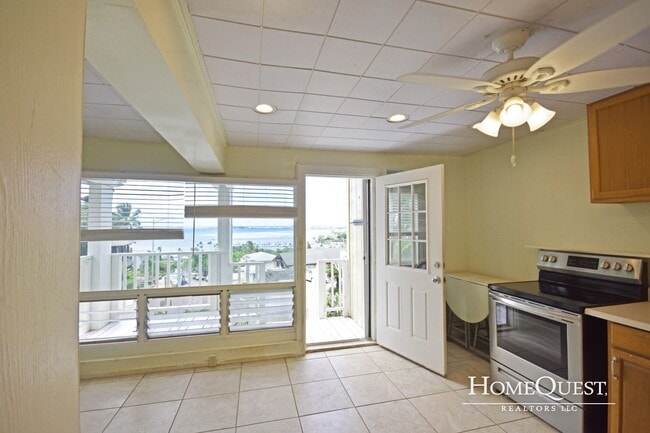 Building Photo - Beautiful Kaneohe Bay Views!  1/1 + 2 park...